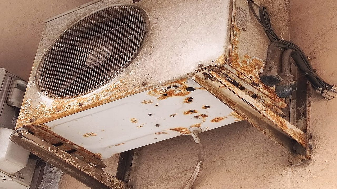 Aire acondicionado oxidado, afectado por la corrosión