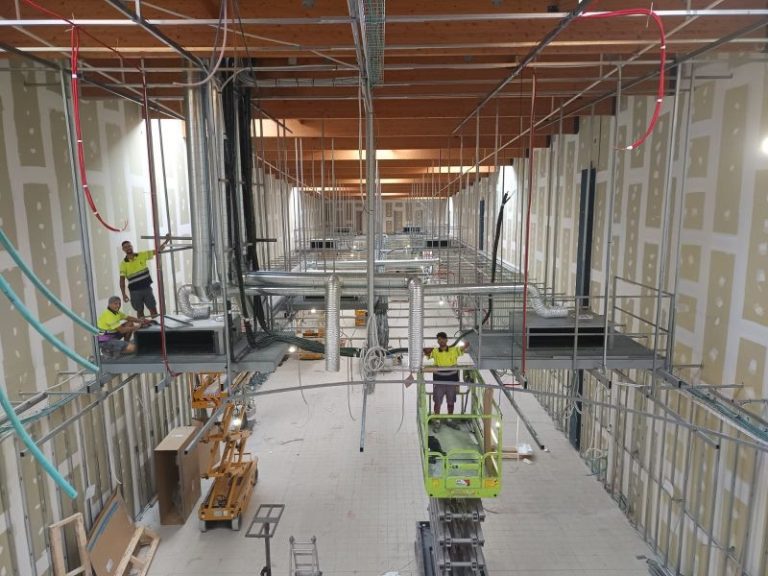 Instalación de aparatos de aire acondicionado en el centro comercial L'Aljub de Elche