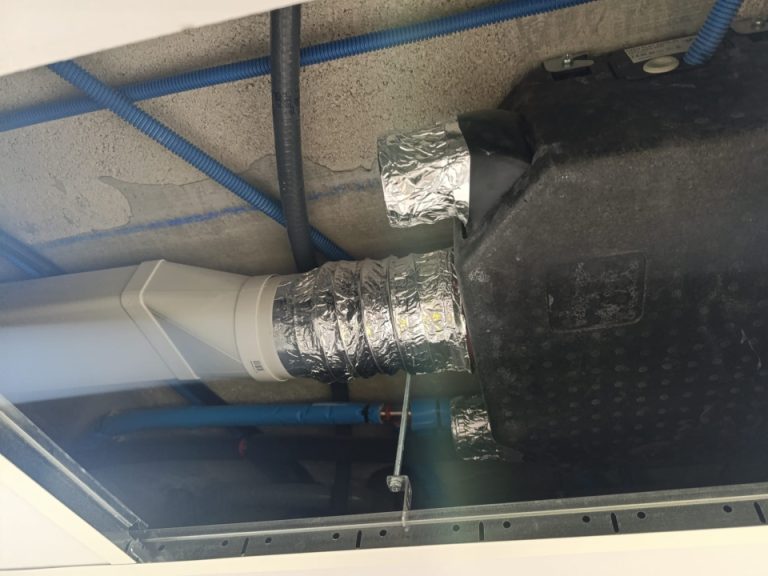 Sistema de ventilación por conductos (imagen de los conductos sobre un falso techo)