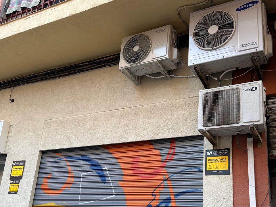 Aire acondicionado cassette en la fachada de un edificio de Alicante