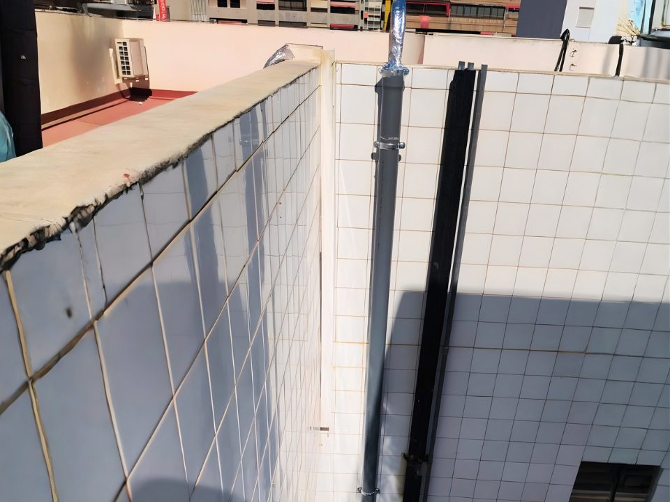 Instalación de unidad externa de aire acondicionado salvando desnivel vertical